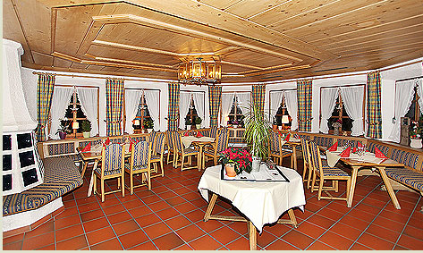 Kurhaus Krün: Kachelofen im Restaurant
