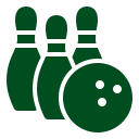 Drei grüne Bowlingkegel und eine grüne Bowlingkugel mit drei Löchern.
